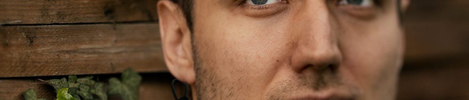 Nuoren miehen kuva, jossa on matala syväterävyys ja tilt/shift